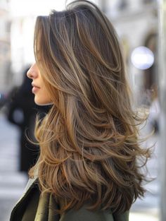 Explore Layered Haircuts for Long Hair - Styles to Transform Your Look Long Hair Round Layers, Hair Round Layers, Curly Long Hairstyles, Very Long Hairstyles, Style Medium Length Hair, Long Hair Haircut, Haircut Korea, Layered Hair Cuts, Round Layers