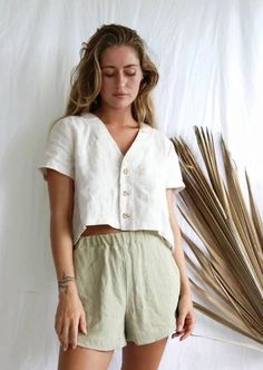 Outfit Boho, Boho Outfit, Effortless Outfit, Mode Boho, Wooden Buttons, Cropped Tee, Mode Inspiration, Linen Clothes, Mom Style