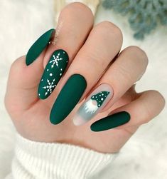 Christmas Nail Colors, Nail Art Noel, Kutek Disney, Manicure Ideas, Winter Nail Designs