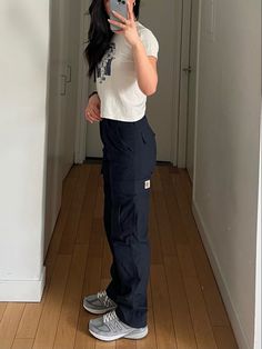 Mens Pants On Women Outfit, Cargo Navy Pants Outfit, Back Cargo Pants Outfit, Carhartt Woman Outfit, 990s Outfit, How To Style Carhartt Pants, Blue Carhartt Pants Outfit, Carhartt Trousers Women Outfit, Navy Cargo Outfit