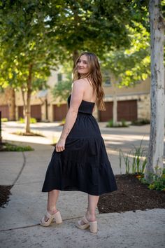 Elevate your summer wardrobe with this stunning black midi dress! Perfect for any occasion, from brunch to evening outings. Stay comfortable and stylish all season long. Style Black Midi Dress, Chic Summer Style, Dress Inspiration, Everyday Dresses