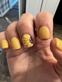 Burgundy Nails With Sunflower, Sunflower Accent Nails, Burgundy Nails, Nail Salons, Nail Designs Glitter, Accent Nails, Creative Nails, Nails Ideas