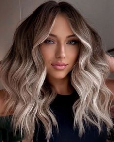 Dirty Blonde Hair with White Money Piece Dirty Blonde Hair Ideas, Ash Blonde Hair Balayage, Color Melting Hair, Beige Blond, Tan Skin Blonde Hair, Blonde Hair Ideas, Blond Ombre, Dark Blonde Hair Color, Ash Blonde Balayage