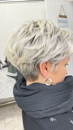 Kort Bob, Short Silver Hair, Short Hair Trends, Short Hair Undercut, Growing Out Short Hair Styles, Short Grey Hair, Short Hairstyles For Thick Hair, Edgy Short Hair