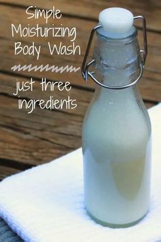 This simple homemade body wash moisturizes your skin and leaves it clean and natural. Leave it unscented or add your favorite essential oils for a beautiful clean. #homemadebodywash #diybodywash #naturalliving #diy #greenliving #diybeauty #essential oils | oursmallhours.com Scrub Corpo, Glossy Makeup