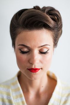 Vintage Hairstyles for Party Season Cabelo Pin Up, Retro Wedding Hair, 50s Hairstyles, Wedding Hair Up, Vintage Wedding Hair, Pin Up Hair, Vintage Makeup, Penteado Cabelo Curto