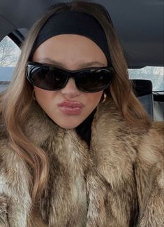 How To Wear A Fur Coat, Insta Photo Ideas Winter, Mode Au Ski, Mode Gossip Girl, Winter Mode Outfits, Headband Outfit, Winter Inspo, Cold Outfits, Fall Fits