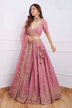 Simple Lehenga, Latest Bridal Lehenga, Indian Outfits Lehenga, Wedding Lehenga Designs, Lehenga Designs Simple, Indian Bride Outfits, Lehnga Dress, Gaun Fashion, Traditional Indian Dress