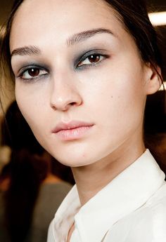 Smoky eye makeup at Giles Spring/Summer 2015. Focus is on the eyes with a modified smoky eye, leaving the lip bare/nude. This shadow technique with the color concentrated on the inner lids would only really look good if your eyes were a little too far apart. Trucco Smokey Eye, Halloween Beauty, Artist Makeup, Runway Beauty, 2015 Hairstyles, Eye Makeup Tips, Editorial Makeup, Smokey Eye Makeup