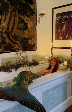 florence welch dressed as a mermaid in a bath tub singing Florence Welsh, Florence Welch Style, Whimsical Goth, Florence And The Machine, Mermaid Aesthetic, Florence Welch, Florence The Machines, Hozier, The Machine