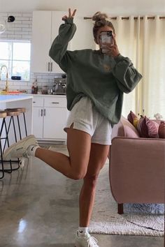 Spring Summer Athleisure, Outfits For Summer School Casual, Brown Sweater Leggings Outfit, Cute Loose Fitting Outfits, Cute Cozy Spring Outfits, Summer Outfit Relaxed, Hot Wheater Outfit, Minimal Workout Outfit, Babysitting Outfit Summer Casual