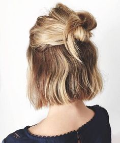 Messy Half Updo For Bob Half Bun Hairstyles, A Messy Bun, Fall Hair Cuts, Cute Hairstyles For Short Hair, Quick Hairstyles, Hair Dos, Messy Bun, Half Up