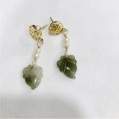 14k Gold Jade Pearl Hanging Leaf Earring. Condition Is Pre-Owned. Total Weight: 3.15 Gram Simple Gold Earrings, Leaf Earrings, Green And Gold, Jade, Gold Earrings, Jewelry Earrings, Women Jewelry, Green, Gold