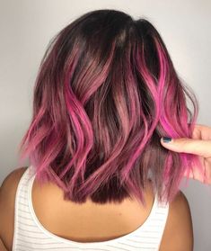 Finden Sie hier die passenden Bob Frisuren für ihr GesichtstypPerfekte Entscheidungwenn Sie sich nicht für langes oder kurzes Haar entscheiden können. Pink Hair Highlights, Dyed Hair Pastel, Hair Color Unique, Hair Color Purple, Hot Hair Styles, Short Hair Color, Penteado Cabelo Curto, Hair Inspo Color