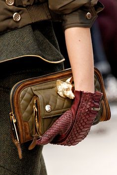 Burberry Prorsum, Creation Couture, Best Bags, Equestrian Style, Looks Style, Leather Gloves, Fashion Bags, Clutch Bag