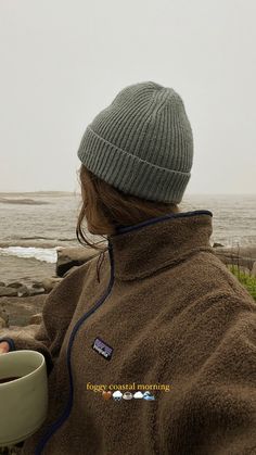 Outdoor Woman Aesthetic, Fall Beach Clothes, Outfits For Camping Winter, Autumn Outfits Aesthetic Cozy, Outdoor Clothing Aesthetic, Autumn Outfits Outdoors, Hygge Summer Clothes, Cold Beach Night Outfit, Camping Women Outfits