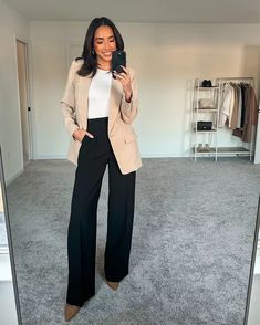 Business Casual High Waisted Pants, High Waisted Black Pants Outfit Work, High Waist Black Work Pants, High Waisted Black Pants Outfit, Black Pleated Pants Outfit, Pleated Wide Leg Pants Outfit, Wide Leg Black Pants Outfit, Blazer And Wide Leg Pants, Black Wide Leg Pants Outfit