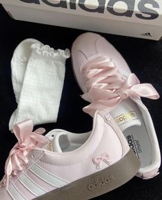 Pretty Sneakers, Shoes And Socks, Trendy Shoes Sneakers, Preppy Shoes, Pretty Shoes Sneakers, Shoe Wishlist, Cute Nike Shoes, Cute Sneakers