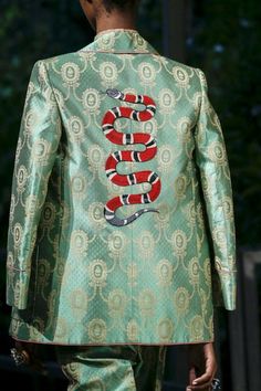 A detailed look at Gucci Spring 2016 Mode Hippie, Green Suit, Gucci Fashion, Fashion Weeks, Looks Style, Fashion Details, Runway Fashion