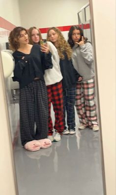 Cute Pajamas For School, Pyjama Day Outfits School, High School Pajama Day Cute Outfits, Pajama Day Aesthetic, Pajama Day Makeup, Cute Outfits To Hangout With Friends, Pyjama Day At School, Aesthetic Sleepover Outfits, Pajamas To Wear To School