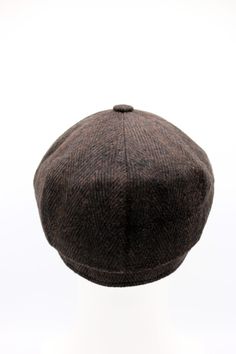 All baker boy caps are hand-crafted and made using the finest cashmere/wool. It has high quality stitches. A vintage style, this is inspired by the Peaky Blinders. It has 8 panels and on the top of the cap there is a decorative button. It is also great gift as well. Color : Dark Brown Material : %100 Wool All of our products are Free Express Shipping. Sizes : S: 54-55 cm M: 56-57 cm L: 58-59 cm XL: 59-60 cm Classic Brown Baseball Cap With Flat Brim, Classic Brown Flat Brim Baseball Cap, Classic Wool Flat Cap Beret, Brown Wool Flat Cap, Retro Brown Flat Cap Baseball Cap, Classic Wool Beret With Short Brim, Classic Outdoor Hat With Herringbone Pattern, Classic Winter Six-panel Beret, Classic Six-panel Winter Beret