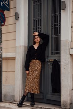 Skirt And Platform Boots, Skirt Boots Outfit, Leopard Print Skirt Outfit, Skirt Outfits With Boots, Midi Rock Outfit, Platform Boots Outfit, Leopard Skirt Outfit, Grunge Women, Leopard Print Outfit