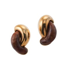 Pair of 18k gold link earrings in 18k gold and wood by Seaman Schepps, retail $5950. DESIGNER: Seaman Schepps MATERIAL: 18k Gold GEMSTONES: Wood DIMENSIONS: Earrings are 28mm x 19mm. MARKED/TESTED: 240777, 750, Shell, Seaman Schepps. WEIGHT: 20.3 grams. CONDITION: Previously Owned, Excellent Condition. Wood And Gold Jewelry, Modern Brown Earrings For Formal Occasions, Seaman Schepps, Fashion Png, Vintage Jewlery, Link Earrings, Gold Link, Gold Earrings Designs, Gold Wood