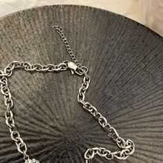 Pour vous tenir au courant de la tendance des chaînes à maillons cubains pour hommes, jetez un œil à cette chaîne à perles pour hommes. Ce collier de perles pour hommes est doté d'un maillon cubain et d'un pendentif en obsidienne noire, un article définitivement polyvalent et accrocheur.

 Collier de perles pour hommes avec la longueur parfaite pour les chemises et les t-shirts


 Cette chaîne de perles pour homme mesure 45 à 50 cm de long et possède une chaîne réglable de 5 cm si vous souhaitez un look plus long. Cette chaîne à maillons cubains pour homme est plus courte qu'un pendentif ordinaire et descend naturellement jusqu'à la poitrine. De cette façon, cette chaîne de perles pour homme est l'article parfait pour correspondre à toutes sortes de t-shirts et de t-shirts. Vous pouvez