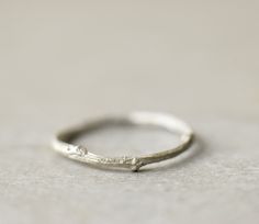 Unique Minimalist Ring, Sterling Silver Stackable Everyday Ring, Nature Inspired Twig Ring, Organic Dainty Jewelry for Women Basic goes-with-anything silver asymmetric ring. This twig-shaped ring is handmade with a matte finish design which adds lots of character and a "handmade look". A unique minimalist ring that will look great with any outfit you'll wear and add BLING to your look. It is light and comfortable to wear, perfect for everyday use. Must-have ring for any style! Material: ♦ Sterli Twig Bracelet, Wedding Ring Hand, Dainty Silver Ring, Unique Gold Rings, Twig Ring, Stackable Rings Silver, Branch Ring, Sterling Silver Wedding Rings, Silver Wedding Rings