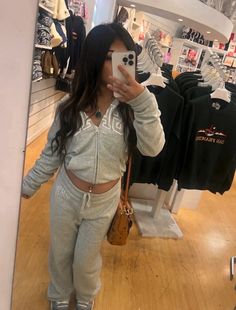 Gap Set Outfit, Comfy Mall Outfit, Fit Inspo For School Outfits Winter, Latina Shorts Outfit, Clothes For School Aesthetic, Latina Fashion Outfits Winter, Gap Hoodie Outfit Woman, Gap Zip Up Hoodie Outfit, Cute Outfits Latina