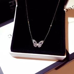 Butterfly Necklace Silver, Pandora Necklace, Butterfly Pendant Necklace, Jewelry Fashion Trends, Long Chain Necklace, Classy Jewelry, Foto Ideas Instagram, Modern Necklaces, Fancy Jewelry