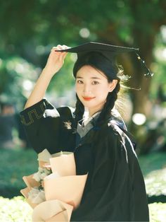 Preconvo Photoshoot Ideas, Asian Graduation Pictures, Preconvo Photoshoot, Graduation Poses Photo Shoots, Grad Pic Poses, Graduation Look Makeup, Wisuda Photoshoot, Graduation Pose, College Grad Pictures