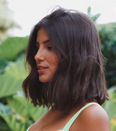 Haircut To Shoulder, Short Hair Cuts Brunette, Short Hair Shoulder, Lob Haircut Thick Hair Round Faces, Straight Cut Short Hair, Short Straight Hair Haircuts, Thick Hair Shoulder Length Haircut, Brunette Short Haircut, Short Haircut Long Face