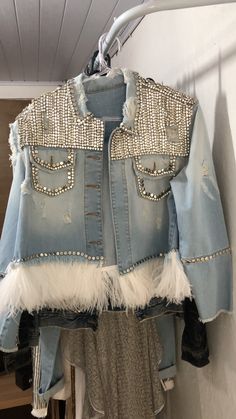 Upcycled Jackets, Trendy Shirt Designs, Embellished Jacket, Love Jeans, Denim Crafts