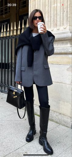 Tall Boots Outfit, Vinter Mode Outfits, Fall Boots Outfit, Winter Boots Outfits, Black Boots Outfit, London Outfit, Beige Outfit, Black Boots Tall, Paris Outfits