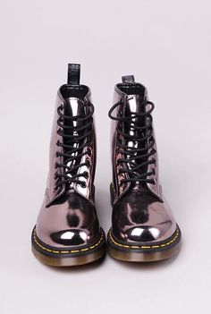 20 Botas Dr. Martens que harán poner celosas a tus Timberland Converse Outfits, Silver Boots, Doc Martens, Pastel Goth, Grunge Fashion, Michael Jordan