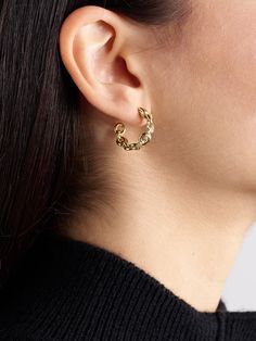 Inspired by the label's 'Serpens' collection, Spinelli Kilcollin’s ‘Fused’ hoops have been carefully handmade from 18-karat gold in Los Angeles. They have interlocking links and are studded with scintillating diamonds. Gold Diamond Hoop Earrings, The Bling Ring, Diamonds And Gold, Bling Rings, Diamond Hoop Earrings, Fine Jewellery Earrings, Beauty Accessories, Ear Piercings, Diamond Jewelry