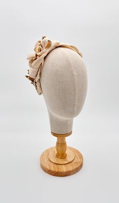 This beige silk sinamay headband is the perfect choice for brides and guests who want an elegant and unique accessory. With golden ruscus leaf appliqués and glass pearls, this piece is entirely handmade using the moulage technique, ensuring a high-quality finish and perfect fit. Exclusive design: Made by hand with the moulage technique, each headband is unique and special. Luxury materials: Made of silk sinamay. It is also light and does not give off heat. It is adorned with golden ruscus leaves Parfait Design, Luxury Materials, Beige Silk, Wedding Guests, Turbans, Hair Accessories Headbands, Accessories Unique, Exclusive Designs, Wedding Guest