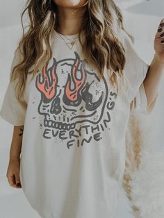 Graphic Designer Outfits Woman, Hipster Concert Outfit, Edgy Fall Outfits Women, Grafic Tshirts Outfit Ideas, Sublime Concert Outfit Ideas, Band Tshirt Designs, Trendy Tshirt Designs, Edgy Boho Outfits, Tshirt And Jeans Outfit