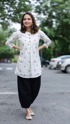 Casual Kurtas Women, Kurta Casual Outfit, Short Kurti With Salwar, Kurta Styles For Women, Cotton Kurta Designs, Cotton Tops Designs, Salwar Pants, Kurtas For Women, Tandoori Masala