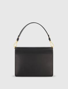 Sophistiqué et élégant, notre sac à bandoulière moyen en cuir classique est l'accessoire parfait pour une élégance au quotidien. Fabriqué en cuir de qualité supérieure, son design spacieux offre à la fois style et praticité.







 Mac Duggal

 Construction en cuir

 Quincaillerie plaquée or 24 carats

 Poche intérieure et poche extérieure

 Poignée supérieure chic avec bandoulière amovible de 24 po pour un port à l'épaule ou en bandoulière

 Rabat avec fermeture magnétique

 Taille moyenne : Western Chic, Mac Duggal, Chic Top, Classic Leather, Classic Black, Medium Size, Leather Shoulder Bag, Black Leather, Sleek