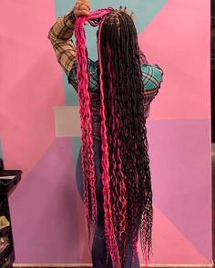 Colored Braids With Curls, Half Pink Half Black Hair Box Braids, Pink And Black Island Twist, Pink Braids With Curls, Pink Long Braids, Pink And Black Goddess Braids, Baddie Hairstyles Braids Black, Black Hair Inspiration