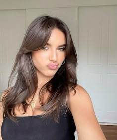 Platinový Blond, It Girl Hair, Brunette Hair Cuts, Rambut Brunette, Classic Wedding Hair, The It Girl, Brown Hair Looks, Girl Hairstyle