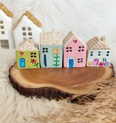 small houses are sitting on top of a tree stump