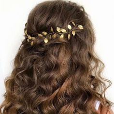 Exquisitely simple, this hair vine will be the perfect accessory for a pure and natural look.Fine and delicate, this headband is designed in an antique Roman or Greek style with finely engraved brass leaves wired on a copper wire. Very flexible and easily repositionable, this accessory will fit any hairstyle and will perfectly suit the curves of your hair.***Details: brass leaves, gold plated, silver plated, rose gold plated  artistic copper wire, long lasting no tarnish treatmentTo see more vis Cute Messy Hairstyles, Roman Hair, Roman Hairstyles, Greek Hair, Leaf Hair Piece, Rustic Wedding Hairstyles, Wedding Hair Vine, Vine Leaves, Bridal Hair Vine