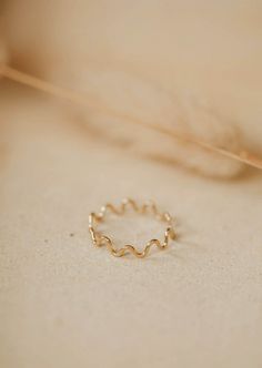 A curved ring with a zig zag ring look Squiggle Ring, Confetti Ring, Everyday Wear Jewelry, Hammered Ring, Zierlicher Ring, Style 2023, Simple Ring, Hammered Rings, Hand Shapes