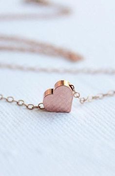 Rose Gold Heart Necklace, Accessories Simple, Necklace Inspiration, Diamond Jewelry Necklace, Rose Gold Heart, Gold Heart Necklace, Gold Chain Jewelry, Tiny Heart, Silver Accessories