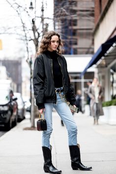 Cowboy Boots Street Style, Short Black Jacket, Botas Western, Outfit Botas, New York Street Style, New York Fashion Week Street Style, Cozy Coats, It Bag, Cowboy Outfits