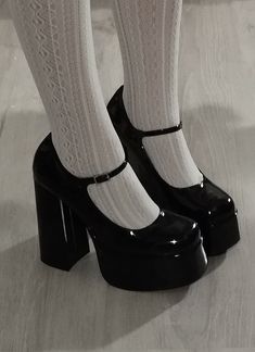 Black Coquette Shoes, Zapatos Coquette, Coquette Heels, Mary Jane Shoes Outfit, Istoria Modei, Pretty Heels, Mode Glamour, Fancy Shoes