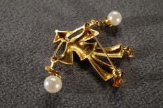 I am offering this fabulous vintage yellow gold tone pin. This piece is truly gorgeous, and it has the following features: * beautiful vintage brooch * faux pearl * asain design * faux pearl * enameled * 2 inches in length This is a fantastic and classic piece. There is tons of sparkle and shine with this piece. It will beautifully complement your upcoming fashion season. Buyer pays all shipping and handling. Vintage Gold Brooch Lapel Pin, Vintage Yellow Gold Brooch Pins, Mid-century Gold Brooch Jewelry, Mid-century Yellow Gold Brooch Jewelry, Vintage Gold-tone Jewelry Brooch, Brooch Jewelry, Vintage Brooch, Vintage Yellow, Fashion Seasons